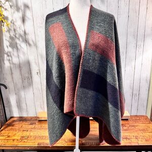BB Dakota women’s gray & burgandy poncho. OS